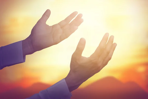 La mano del hombre reza por el cielo — Foto de Stock