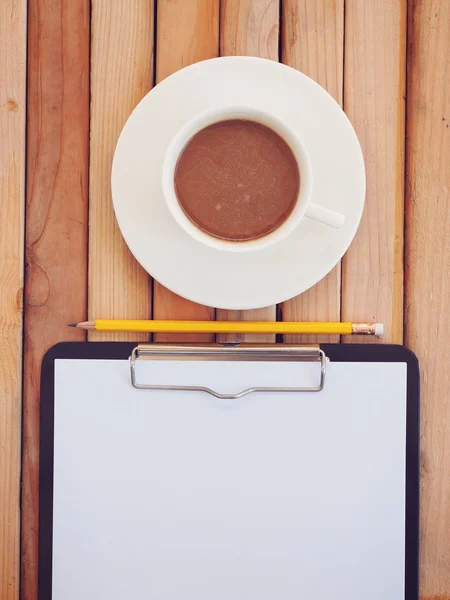 Café con portapapeles en blanco — Foto de Stock