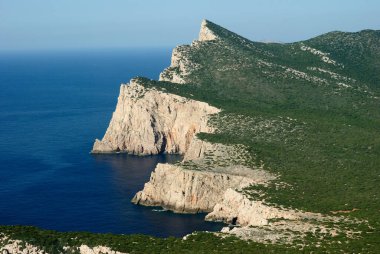 Capo Caccia kıyıları, Punta Carone ve Punta Cristallo 'dan ayrıldı.