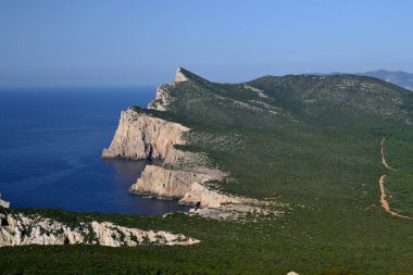 Capo Caccia kıyıları, Punta Carone ve Punta Cristallo 'dan ayrıldı.