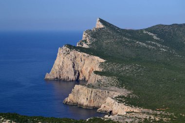 Capo Caccia kıyıları, Punta Carone ve Punta Cristallo 'dan ayrıldı.