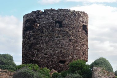 Porto Ferro kıyısındaki Torre Negra kulesinin görüntüsü
