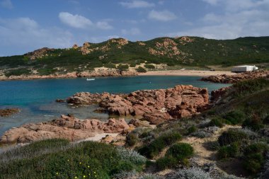 Cala Sarraina sahili manzarası