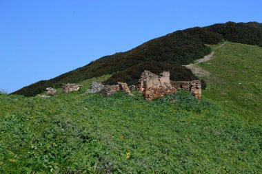 Punta Lu Caparoni 'nin altındaki Cuile Stancaridda harabelerine bakın.