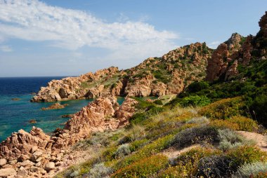 Li Cossi ve Cala Tinnari arasındaki kıyı manzarası