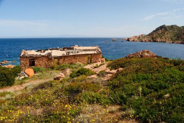 Li Cossi ve Cala Tinnari arasındaki kıyı manzarası