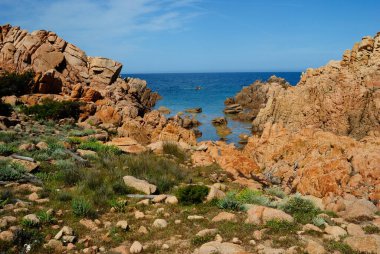 Li Cossi ve Cala Tinnari arasındaki kıyı manzarası