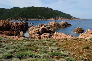 Li Cossi ve Cala Tinnari arasındaki kıyı manzarası