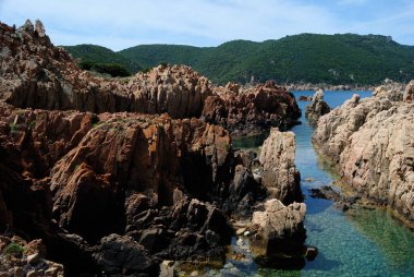 Li Cossi ve Cala Tinnari arasındaki kıyı manzarası