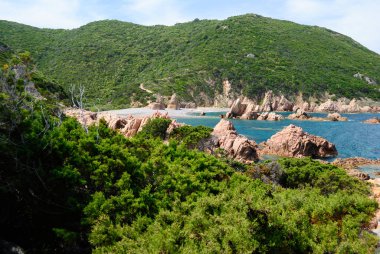 Cala Tinnari plajı manzarası