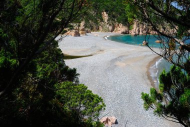 Cala Tinnari plajı manzarası