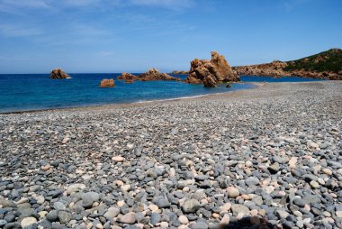 Cala Tinnari plajı manzarası