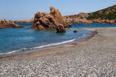 Cala Tinnari plajı manzarası