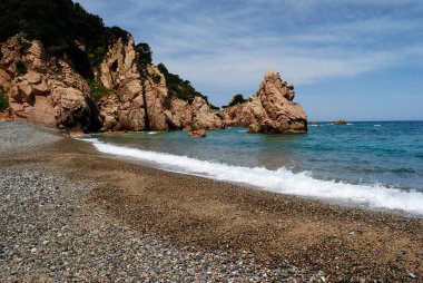 Cala Tinnari plajı manzarası