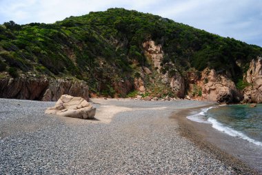 Cala Tinnari plajı manzarası
