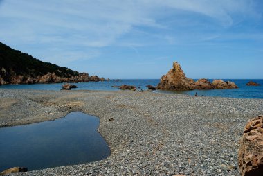 Cala Tinnari plajı manzarası