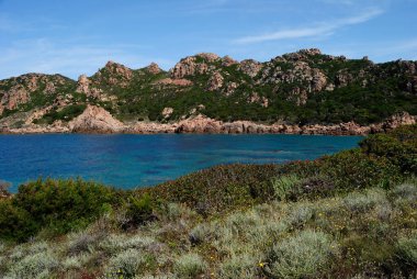 Li Cossi ve Cala Tinnari arasındaki kıyı manzarası