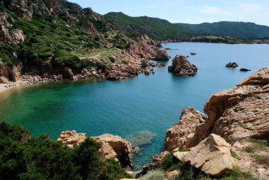 Li Cossi ve Cala Tinnari arasındaki kıyı manzarası