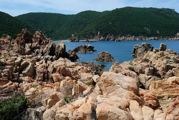 Li Cossi ve Cala Tinnari arasındaki kıyı manzarası