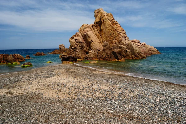 Cala Tinnari plajı manzarası