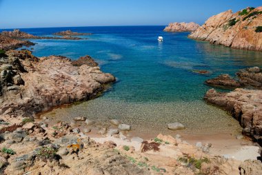 Punta Canneddi yakınlarındaki Cala Flza plajı manzarası