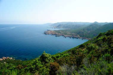 Cala Tinnari plajı manzarası