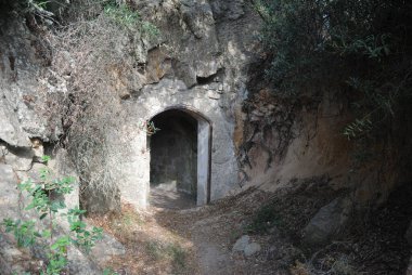 Punta Marmorata 'nın terk edilmiş askeri sığınağı.
