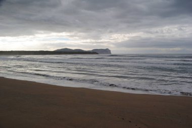 Arka planda Porto Ferro plajı manzarası, Capo Caccia