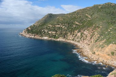 Porto Ferro ve Punta Argentiera arasındaki kıyı manzarası