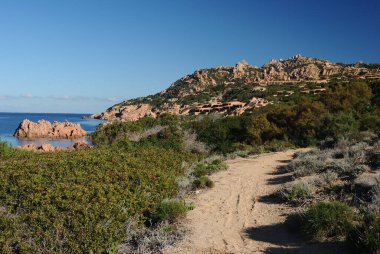 Costa Paradiso köyünün kıyısında.