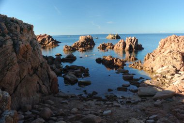 Costa Paradiso köyünün kıyısında.