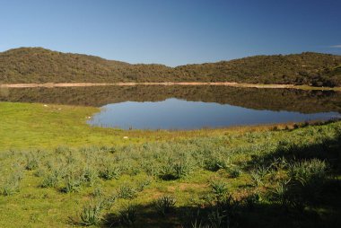 Liscia Gölü 'nün terk edilmiş demiryolunda yürüyüş.