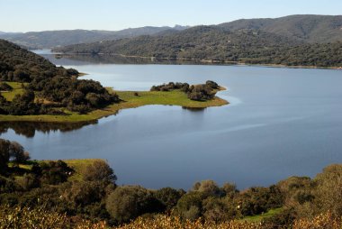 Liscia Gölü 'nün terk edilmiş demiryolunda yürüyüş.
