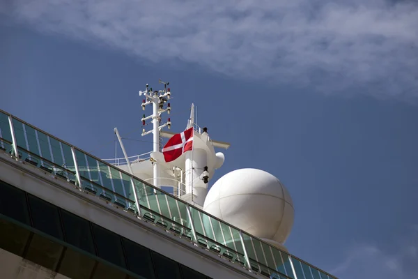Detalle del buque y pabellón bajo el cielo azul — Foto de Stock