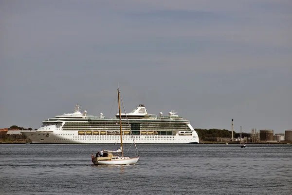 Veleiro e navio de cruzeiro — Fotografia de Stock