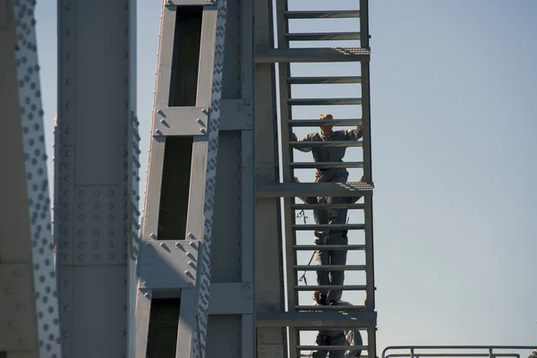 Menschen auf Brücke Stockbild