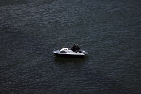 Iki adam bir tekne — Stok fotoğraf