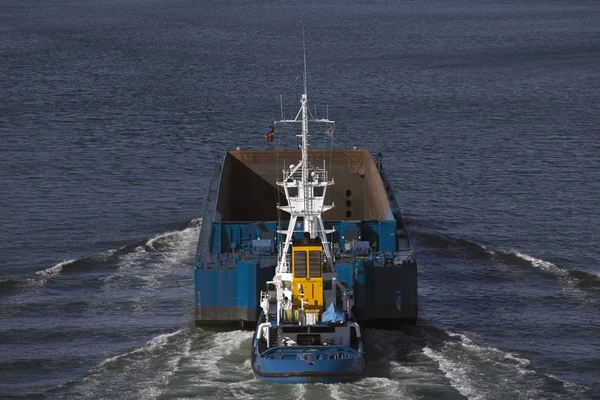 Tug in action — Stock Photo, Image