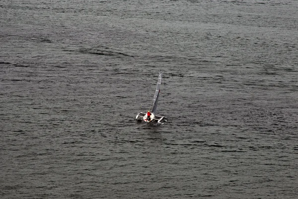 Catemaran zeilen op het water — Stockfoto