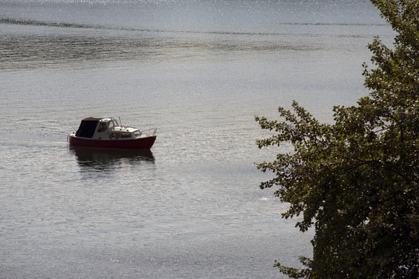 Barco de pesca cerca de la costa — Foto de Stock