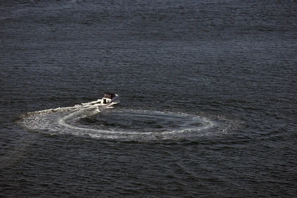 Boot dreht sich auf dem Wasser — Stockfoto