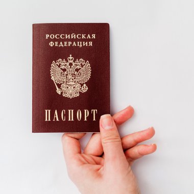 Beyaz bir arka plan üzerinde elinde Rus pasaportu