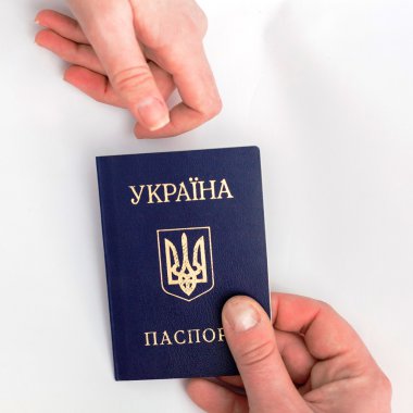 Beyaz bir arka plan üzerinde elinde Ukrayna pasaportu