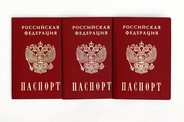 Российский паспорт на белом фоне — стоковое фото