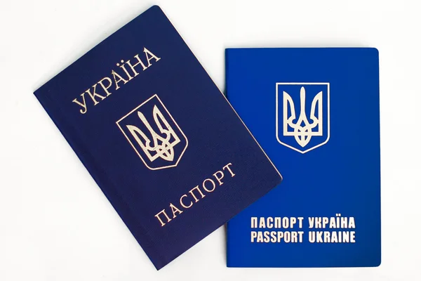 Oekraïense paspoort op een witte achtergrond — Stockfoto