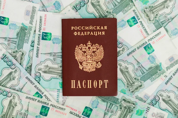 Російський паспорт на на тлі гроші — стокове фото