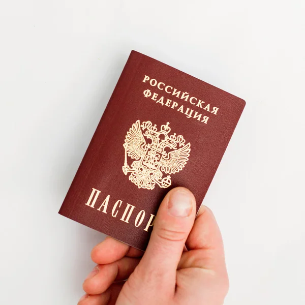 Beyaz bir arka plan üzerinde elinde Rus pasaportu