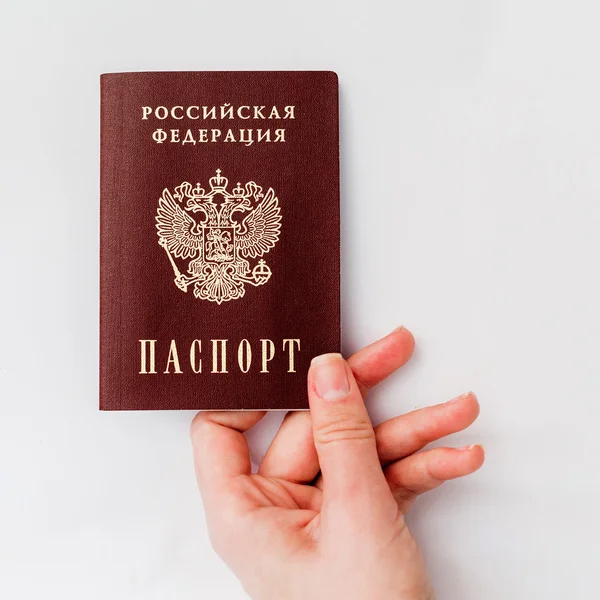 Beyaz bir arka plan üzerinde elinde Rus pasaportu