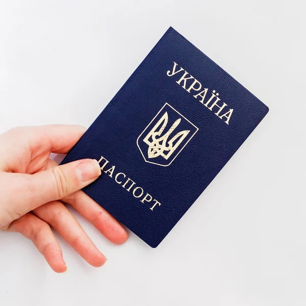 Passeport ukrainien à la main sur fond blanc — Photo