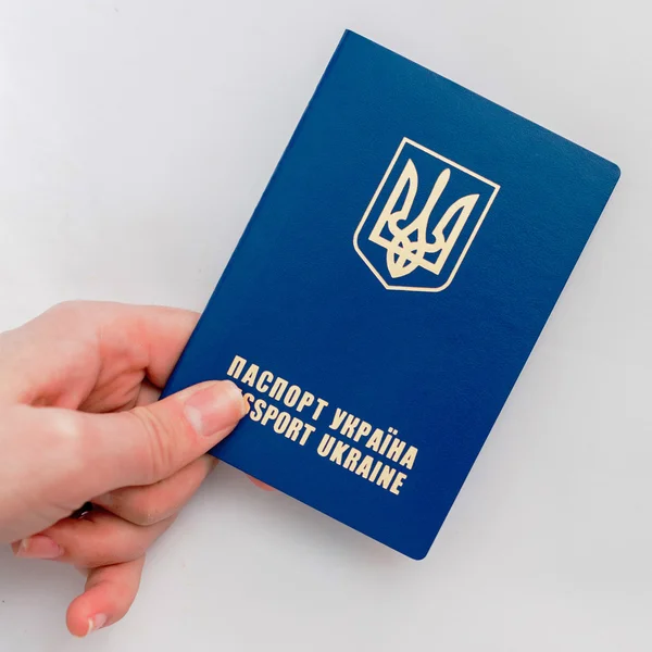 Ukrainischer Pass in der Hand auf weißem Hintergrund — Stockfoto
